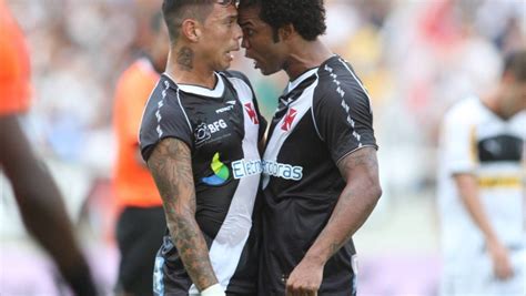 Carlos Alberto e Bernardo selam a paz em treino do Vasco após briga em